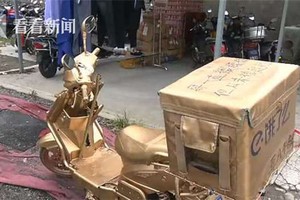 Chiếc xe máy của Chen được phủ bởi một lớp sơn vàng. (Nguồn: MSN).