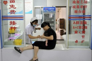 Bê bối vắc-xin kém chất lượng khiến nhiều phụ huynh Trung Quốc lo sợ. Ảnh: AP.