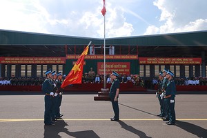 Thiếu tướng Lâm Quang Đại trao Quân kỳ Quyết thắng cho Trung đoàn 915. Ảnh PKKQ.