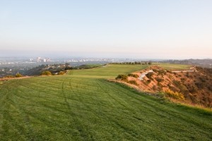 Miếng đất nằm trên đỉnh đồi này có tên Mountain of Beverly Hills. Ảnh: NYT.