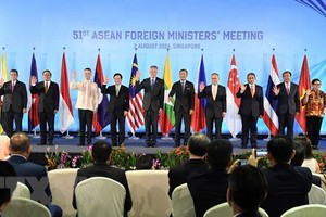 Phó Thủ tướng, Bộ trưởng Ngoại giao Phạm Bình Minh (thứ 5, trái) và Bộ trưởng Ngoại giao các nước thành viên ASEAN chụp ảnh chung tại hội nghị AMM 51 ở Singapore ngày 2/8. (Ảnh: AFP/TTXVN).