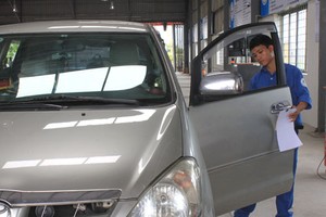 Xe đi đăng kiểm sẽ phải đảm bảo quy định về khí thải. Ảnh: Đoàn Loan.
