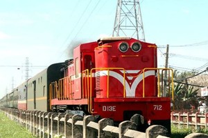 Do đoạn đường sắt từ ga Bình Triệu (quận Thủ Đức) vào ga Sài Gòn (quận 3) giao cắt với nhiều tuyến đường bộ nên dễ xảy ra kẹt xe mỗi khi tàu đi qua. Ảnh: Hữu Công.