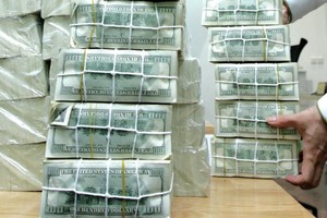 Doanh nghiệp hiện vay USD với lãi suất phổ biến 3,5 - 5%/năm với khoản vay ngắn hạn. Ảnh: Đức Thanh.