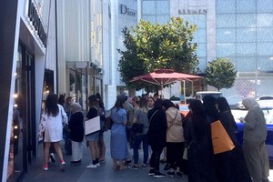 Khách mua đợi bên ngoài các cửa hàng trong Istinye Park. Ảnh: Bloomberg.