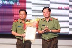 Thay mặt lãnh đạo Bộ Công an, Phó Cục trưởng Cục Tổ chức cán bộ Phạm Hữu Thao trao quyết định cho Thiếu tướng Mai Văn Hà. Ảnh CAND.