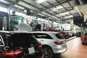 Xe GLC đến kiểm tra số lượng lớn tại một đại lý Mercedes ở Phạm Hùng, Hà Nội. Ảnh: Nguyễn Linh.
