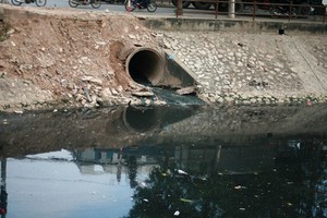 Sông Kim Ngưu đang bị ô nhiễm nặng. Ảnh: Internet