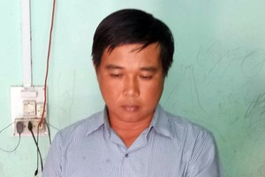 Một trong số ba cán bộ địa chính xã bị bắt. Ảnh: Nguyễn Hằng.