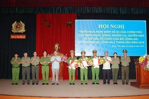 Các đồng chí lãnh đạo Tỉnh ủy, UBND tỉnh Đồng Nai chúc mừng Ban giám đốc Công an tỉnh.