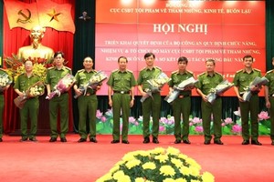 Thứ trưởng Lê Quý Vương chúc mừng lãnh đạo Cục Cảnh sát điều tra tội phạm về tham nhũng, kinh tế, buôn lậu. Ảnh Mps.gov.vn.