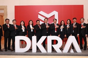 Ban điều hành DKRA Vietnam cùng đội ngũ lãnh đạo các công ty thành viên tại Lễ ra mắt nhận diện thương hiệu và công bố chiến lược mới.