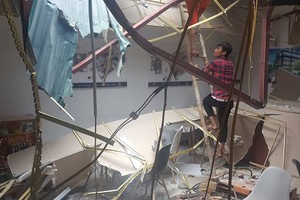 Nhà điều hành công trình bị sập. Ảnh: Gia Chính.