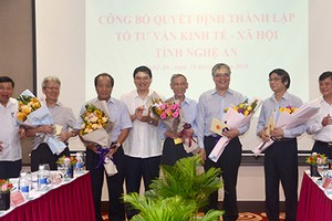 Lãnh đạo tỉnh tặng hoa chúc mừng các thành viên Tổ tư vấn. Ảnh: CTV.