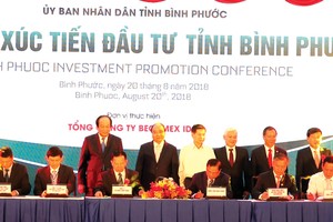 Ông Phan Đình Tuệ - Phó Tổng giám đốc Sacombank (ngồi thứ 3 từ phải qua) ký hợp đồng hợp tác toàn diện với Becamex Bình Phước.