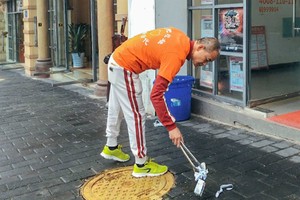 Tỷ phú tiền tệ người Trung Quốc ngày nào cũng đi nhặt rác làm sạch các đường phố quanh nhà mình. Ảnh: Sixth Tone.
