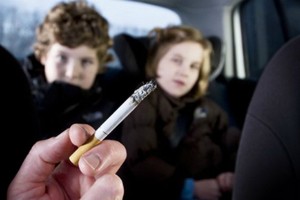 Tiếp xúc với khói thuốc khiến trẻ em đối mặt với hàng loạt vấn đề sức khỏe, tăng nguy cơ tử vong lúc trưởng thành. Ảnh: BBC.