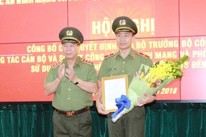 Thứ trưởng Bùi Văn Nam trao quyết định và chúc mừng Thiếu tướng Nguyễn Văn Chính. Ảnh CAND.