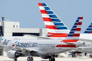Một máy bay của Hãng hàng không American Airlines tại sân bay quốc tế Miami, Mỹ. (Nguồn: AP/ TTXVN).