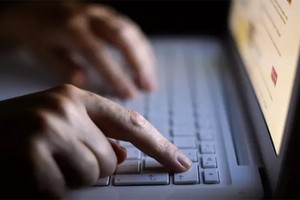 Thành viên của các tổ chức chính trị Mỹ có thể mất thông tin cá nhân khi bấm vào đường link giả mạo. Ảnh: FT.