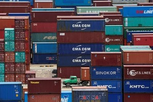 Container tại một cảng biển tại Thượng Hải (Trung Quốc). Ảnh: Reuters.