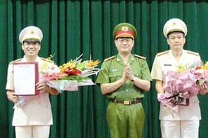 Đại tá Nguyễn Hữu Cầu - Giám đốc Công an tỉnh Nghệ An (giữa) tặng hoa chúc mừng Đại tá Nguyễn Mạnh Hùng và Đại tá Lê Khắc Thuyết giữ chức Phó Giám đốc Công an tỉnh Nghệ An.