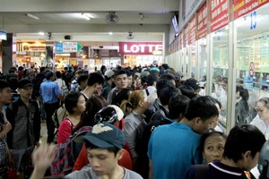 Bến xe Miền Đông thường xuyên quá tải vào dịp lễ, tết. Ảnh: Hữu Nguyên.