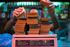 Người Venezuela phải dùng ứng dụng để quy đổi tiền