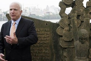 Ông McCain trong lần đến phù điêu tại hồ Trúc Bạch năm 2016. Ảnh: Reuters.
