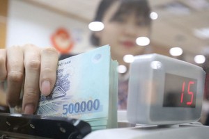 Khó nới room tín dụng: Ngân hàng không lo hụt lợi nhuận cuối năm