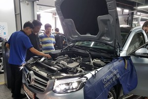 Khách hàng nối ống thở cho GLC tại một đại lý Mercedes ở Sài Gòn.