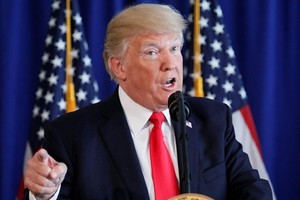 Tổng thống Donald Trump phát biểu trước khi ký một đạo luật ở Bedminster, New Jersey ngày 12/8/2017. Ảnh: Reuters.