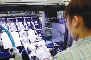 Là một điểm sáng về sản xuất công nghiệp và đầu tư, Việt Nam đang nỗ lực tiến lên trong chuỗi giá trị toàn cầu thông qua việc đa dạng hóa các lĩnh vực sản xuất có giá trị gia tăng cao. Trong ảnh: Nhà máy Samsung Thái Nguyên.