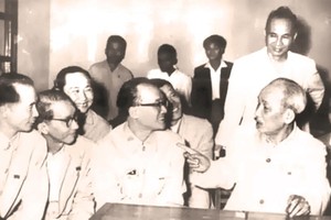 Trong các bài viết, nói chuyện, Chủ tịch Hồ Chí Minh nhiều lần nhấn mạnh đến đổi mới. Trong ảnh: Bác Hồ nói chuyện với các đại biểu tham gia Hội nghị Chính trị đặc biệt.