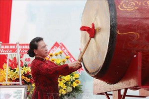 Chủ tịch Quốc hội đánh trống khai giảng tại Trường THPT Chuyên Lê Hồng Phong. Ảnh: TTXVN