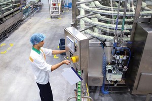 Kinh tế mới quay lại đà bứt tốc mạnh mẽ vào năm ngoái tạo đà cho việc thực hiện mục tiêu phát triển kinh tế - xã hội những năm còn lại của Kế hoạch 2016 - 2020. Trong ảnh: Nhà máy của Nestle tại Hưng Yên. Ảnh: Đức Thanh