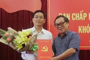 Đồng chí Lê Diễn, Ủy viên Trung ương Đảng, Bí thư Tỉnh ủy, Chủ tịch HĐND tỉnh trao quyết định và chúc mừng đồng chí Nguyễn Đình Trung được Ban Bí thư Trung ương chuẩn y chức danh Phó Bí thư Tỉnh ủy Đắk Nông nhiệm kỳ 2015 – 2020. Ảnh báo Đắk Nông.