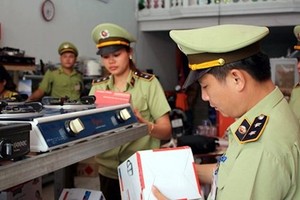 Lực lượng quản lý thị trường đi kiểm tra hành hóa (Ảnh minh họa/Dân Việt)