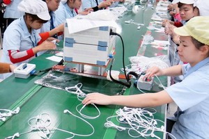 Dây chuyền sản xuất tai nghe cho điện thoại thông minh của Công ty trách nhiệm hữu hạn Glonics Việt Nam với 100% vốn FDI Hàn Quốc. (Ảnh: Hoàng Nguyên/TTXVN).