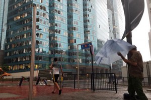 Cửa kính tại các căn hộ của một chung cư cao tầng ở Hong Kong bị vỡ vì mưa to, gió lớn trong bão Mangkhut. (Ảnh: Reuters)