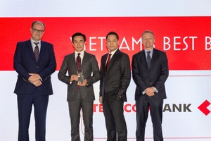 Ông Trịnh Bằng và ông Bá Dũng (ở giữa) đại diện Techcombank nhận giải thưởng từ Euromoney