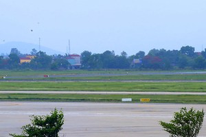 Đường băng sân bay Nội Bài đang bị hư hỏng. Ảnh: Bá Đô