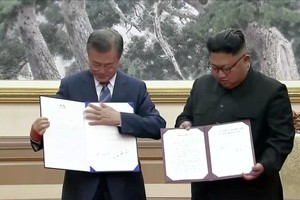 Nhà lãnh đạo Triều Tiên Kim Jong-un và Tổng thống Hàn Quốc Moon Jae-in thông qua thỏa thuận Hòa bình Bình Nhưỡng. (Ảnh: Reuters).