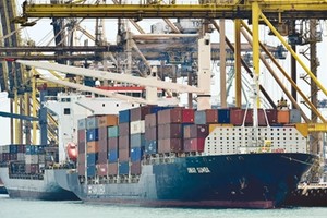 Tàu container tại cảng Keppel tại Singapore. Ảnh: Reuters.