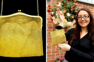 Chuyên gia đồ cổ tìm ra tên của chiếc túi và người sở hữu nó. Ảnh: Express.