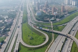 Hạ tầng giao thông mới chỉ phát triển mạnh ở khu vực nội đô TP.HCM, còn giao thông liên kết vùng chưa phát triển.