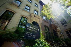 Việc mua nhà với người trẻ Mỹ khó vì nợ sinh viên và tiền trả trước lớn. Ảnh: CNBC.