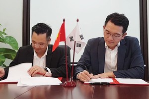 Sản phẩm của Tập đoàn An Phát Holdings đã trở nên thân thuộc tại thị trường châu Âu, Mỹ, Nhật Bản, Hàn Quốc, Singapore, Đài Loan, Phillipines… 
Trong ảnh: Tổng giám đốc Tập đoàn An Phát Đinh Xuân Cường ký hợp tác với đối tác Hàn Quốc.