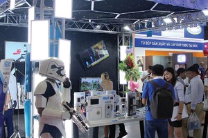 Những gian hàng trưng bày sản phẩm công nghệ, thiết bị thông minh tại triển lãm luôn đông kín khách hàng tham quan.