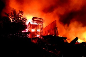 Biển lửa bao trùm nhà xưởng công ty gỗ.  Ảnh: Nguyệt Triều.